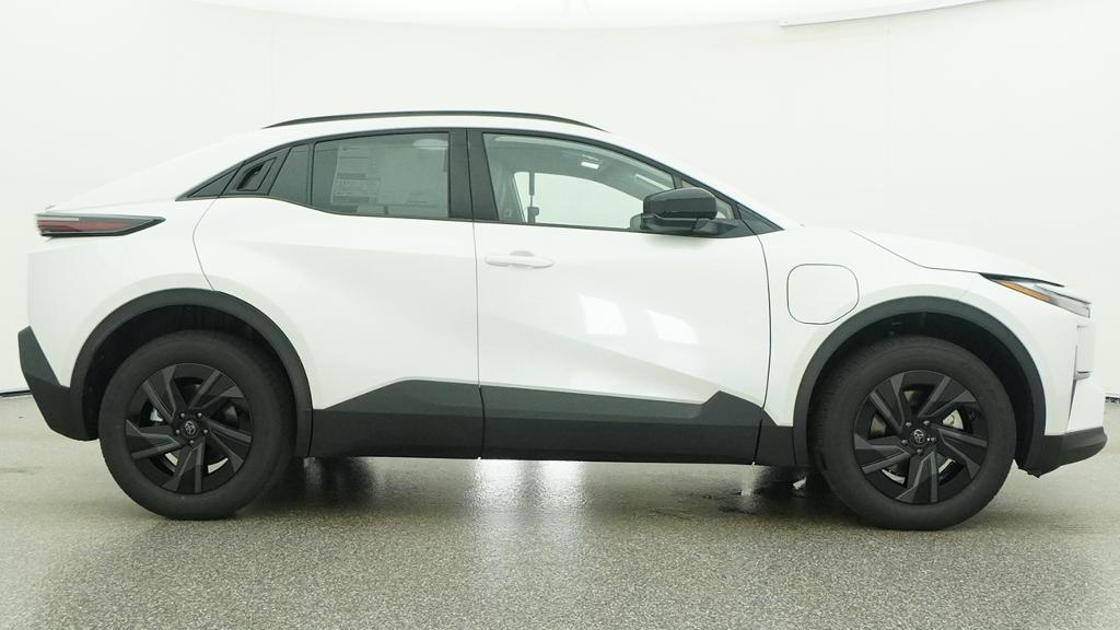 New 2026 Wind Chill Pearl <sup>1</sup> Toyota  SE image 32