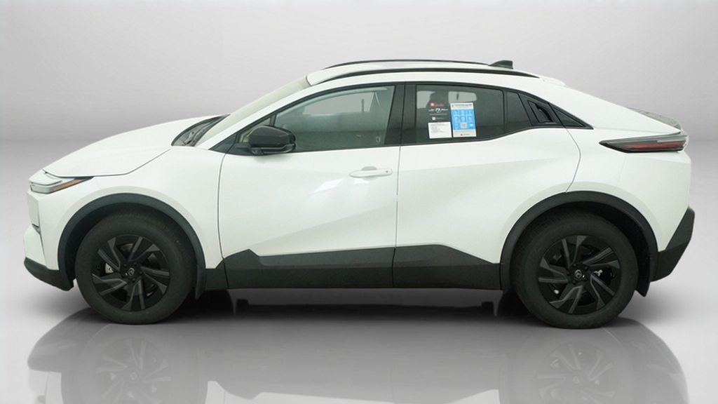 New 2027 Wind Chill Pearl <sup>1</sup> Toyota  SE image 2