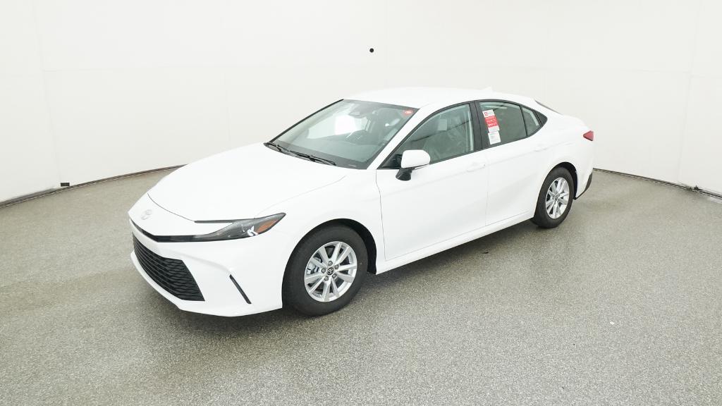 2025 Toyota Camry LE's photo