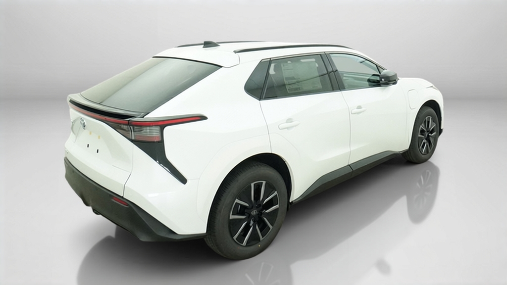 New 2026 Wind Chill Pearl Toyota XLE image 32