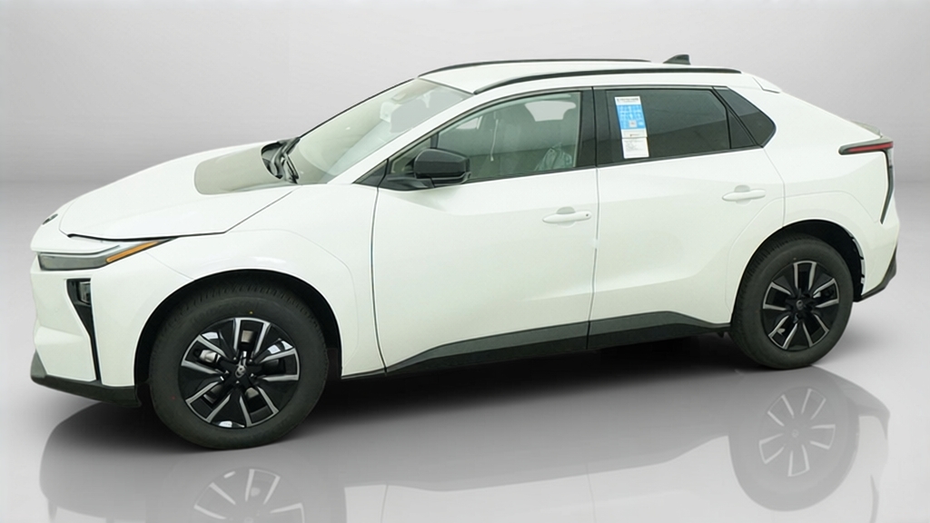New 2026 Wind Chill Pearl <sup>1</sup> Toyota  XLE image 78