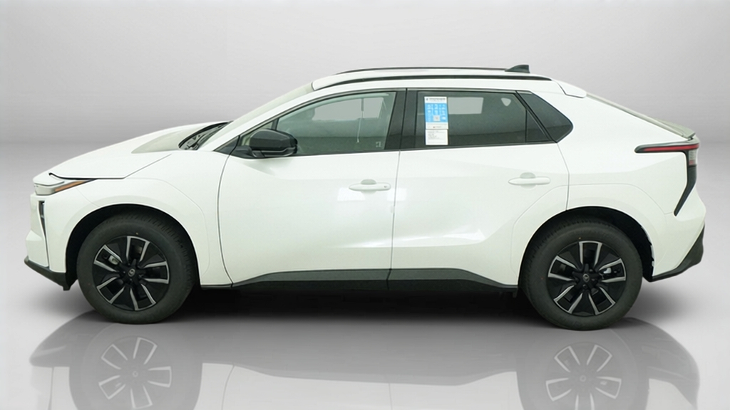 New 2026 Wind Chill Pearl <sup>1</sup> Toyota  XLE image 77