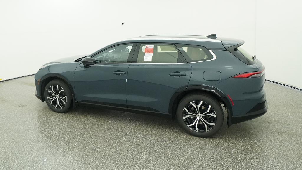 2025 Toyota Crown Signia XLE photo 2