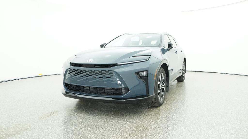 2025 Toyota Crown Signia XLE photo 3