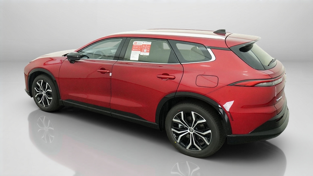 2026 Toyota Crown Signia XLE SUV Slide 4