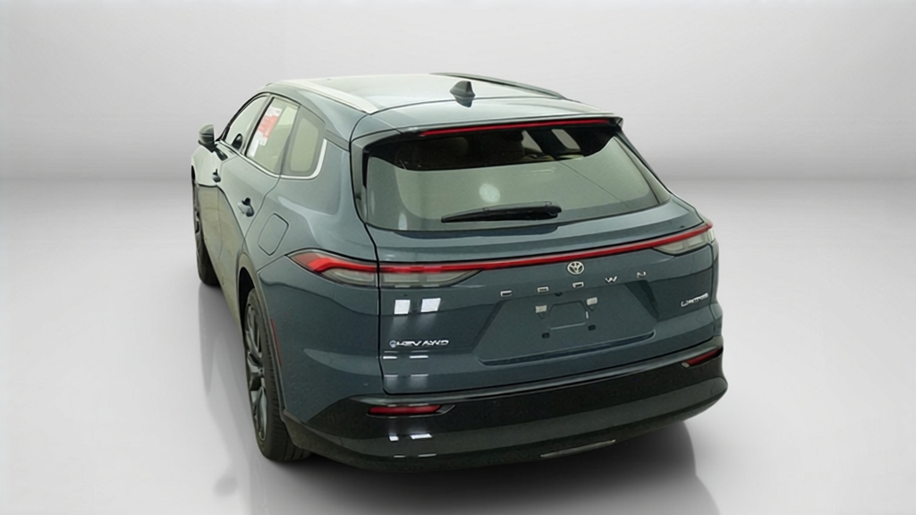 2026 Toyota Crown Signia LIMITED SUV Slide 6