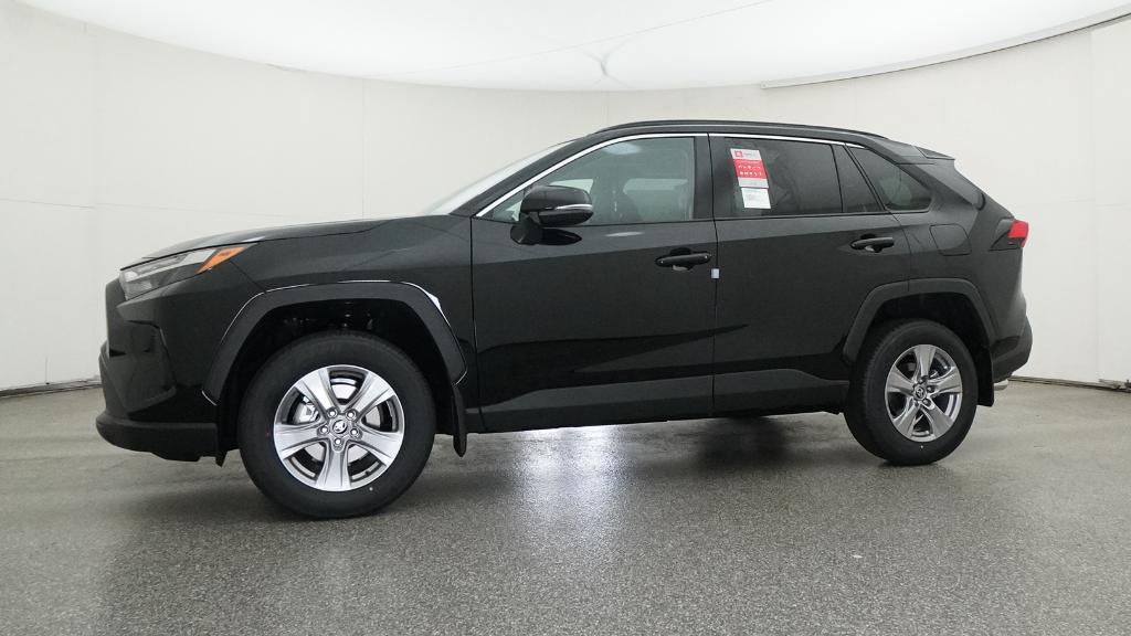 2025 Toyota RAV4 XLE photo 4