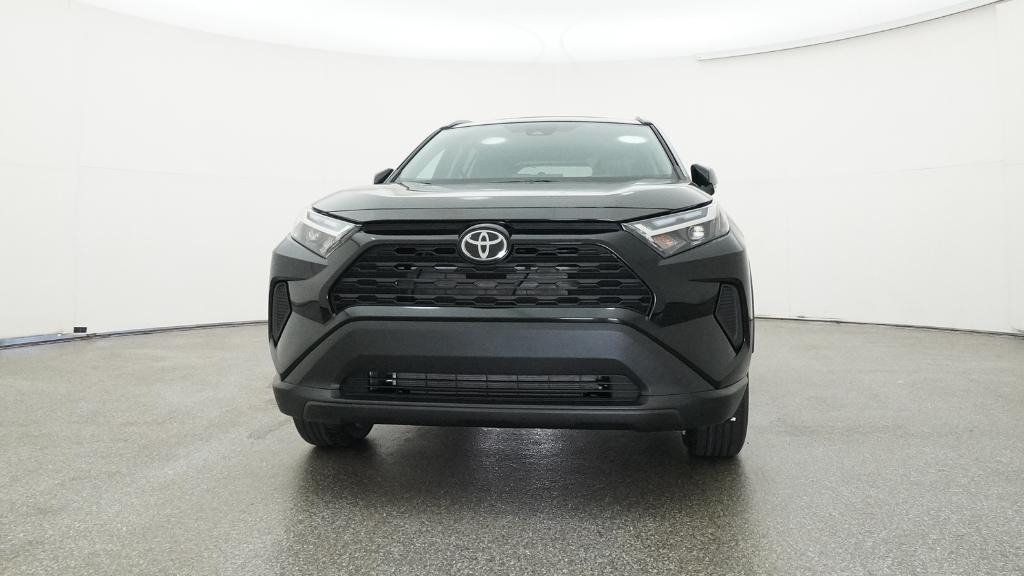 2025 Toyota RAV4 XLE photo 3
