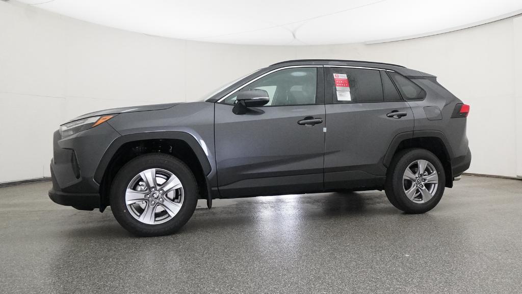 2025 Toyota RAV4 XLE photo 4