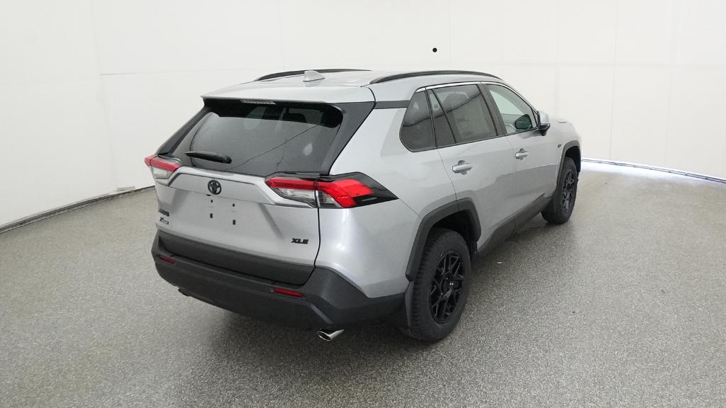 2025 Toyota RAV4 XLE photo 13