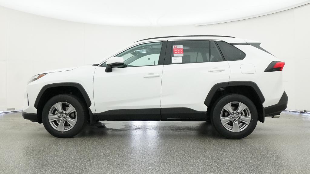 2025 Toyota RAV4 XLE photo 4