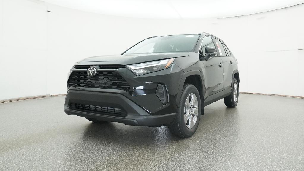 2025 Toyota RAV4 XLE photo 4