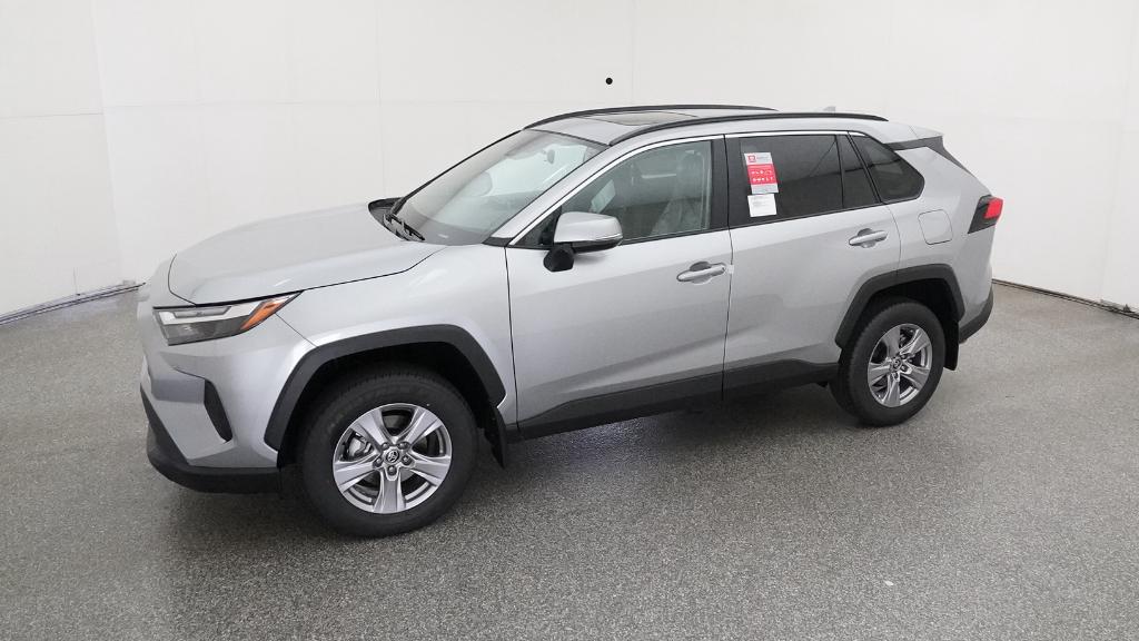 2025 Toyota RAV4 XLE photo 6