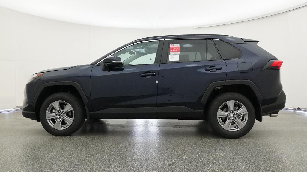 2025 Toyota RAV4 XLE photo 4