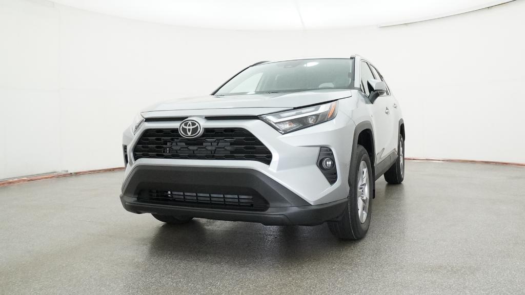2025 Toyota RAV4 XLE photo 4