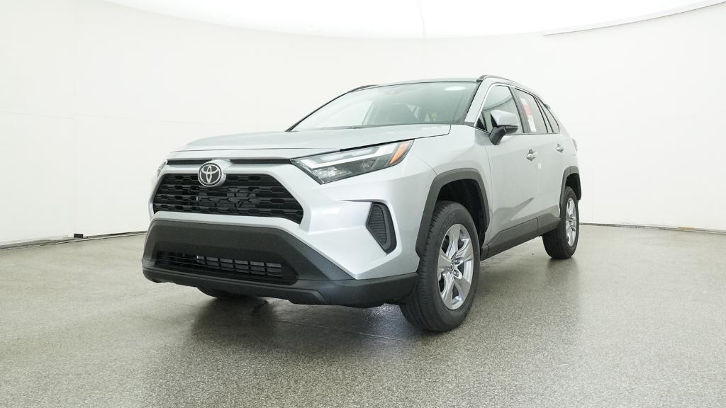 2025 Toyota RAV4 XLE photo 4