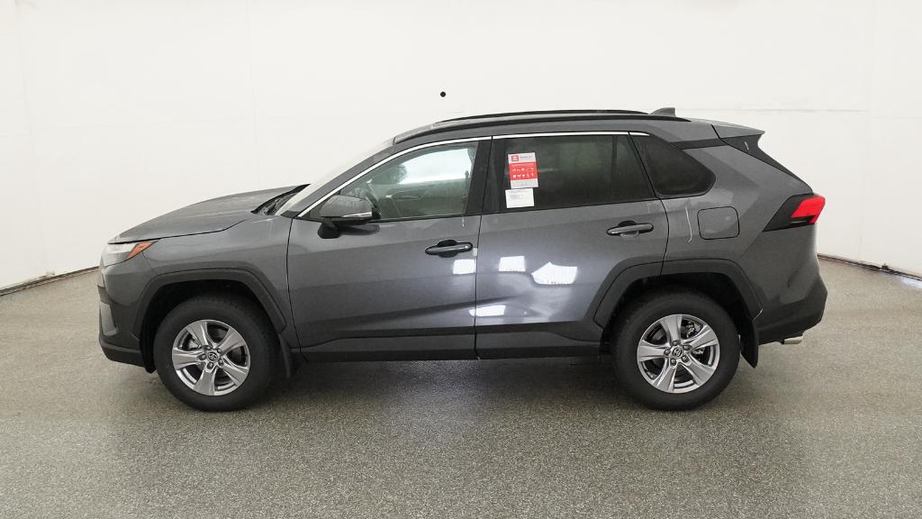 2025 Toyota RAV4 XLE photo 4