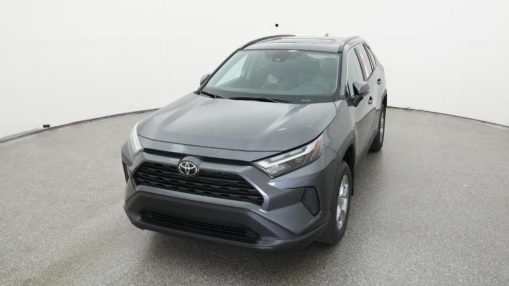 2025 Toyota RAV4 XLE photo 4