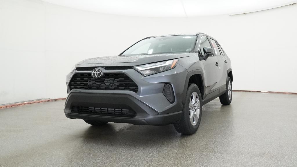 2025 Toyota RAV4 XLE photo 4
