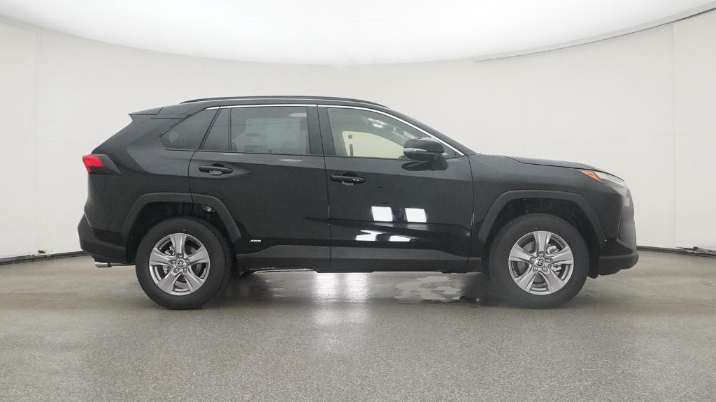 2025 Toyota RAV4 Hybrid XLE photo 14