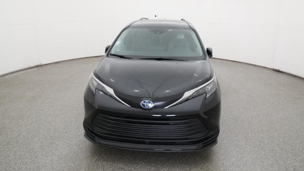 2025 Toyota Sienna LE photo 3