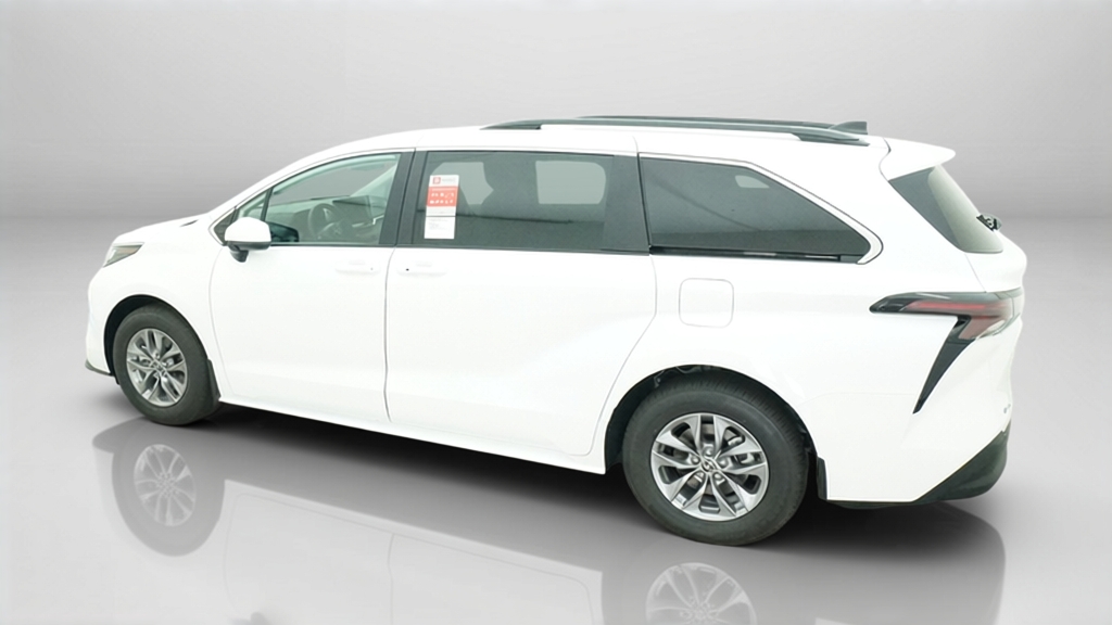 2026 Toyota Sienna LE Mini-van, Passenger Slide 5