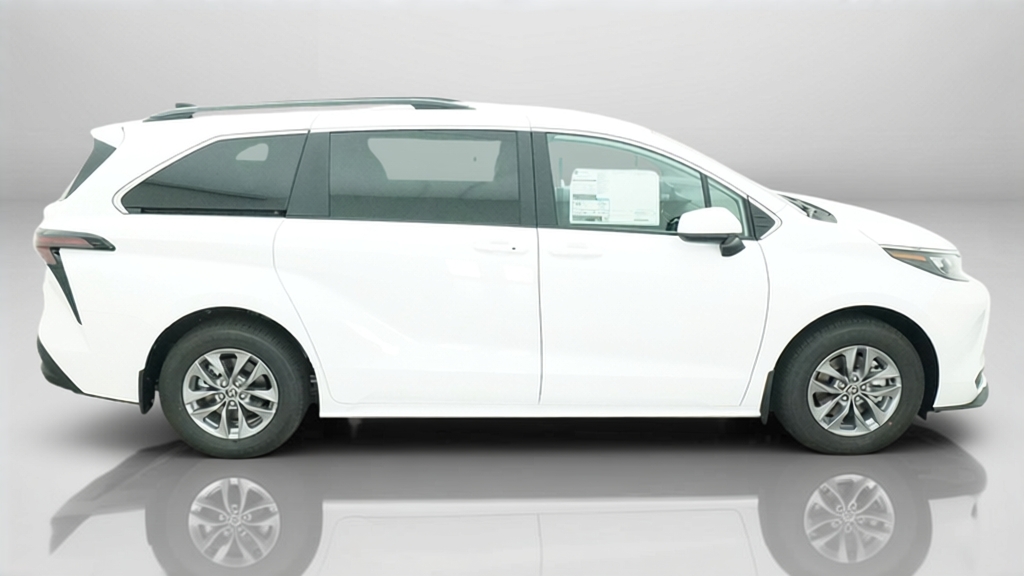 2026 Toyota Sienna LE Mini-van, Passenger Slide 12