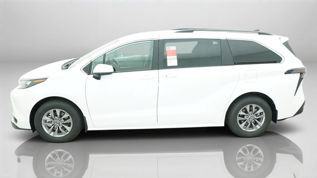2026 Toyota Sienna LE Mini-van, Passenger Slide 4