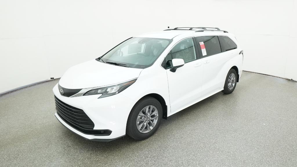 2026 Toyota Sienna LE's photo