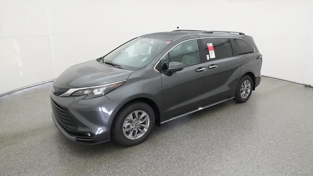 2025 Toyota Sienna XLE's photo