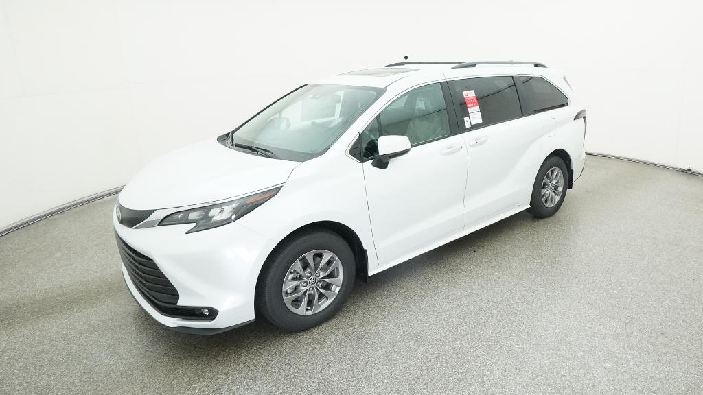 2025 Toyota Sienna XLE's photo