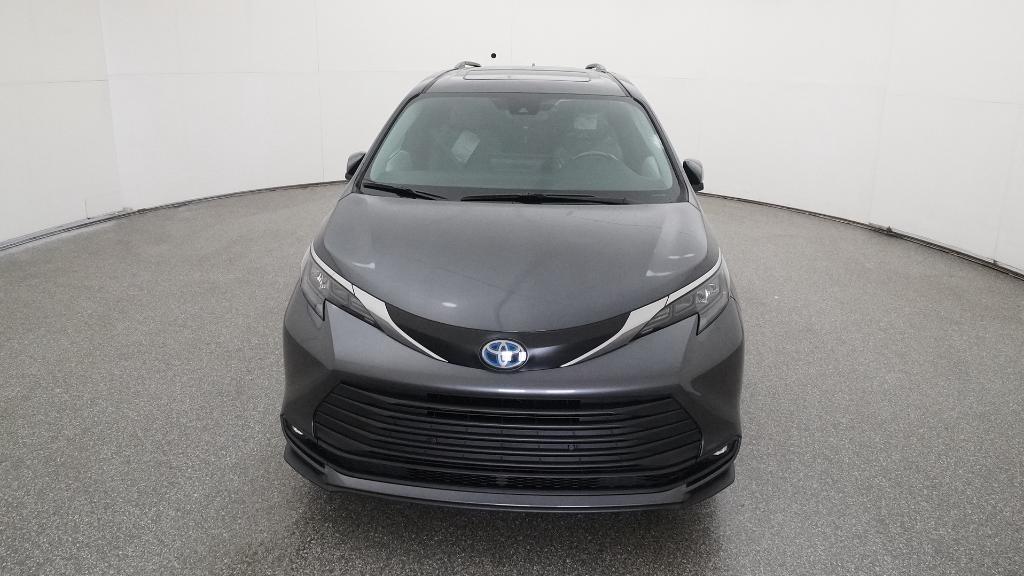 2025 Toyota Sienna XLE photo 2