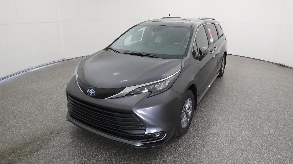 2025 Toyota Sienna XLE photo 4