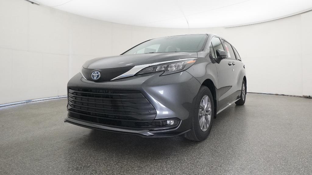 2025 Toyota Sienna XLE photo 3