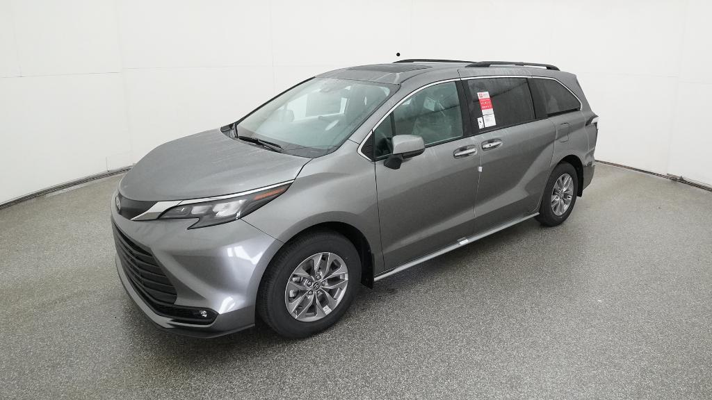 2026 Toyota Sienna XLE's photo