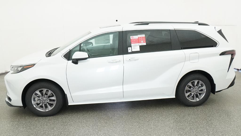 New 2026 Wind Chill Pearl <sup>1</sup> Toyota  XLE image 4