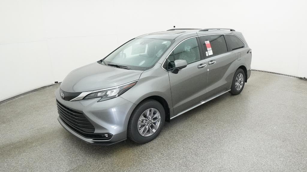 2026 Toyota Sienna XLE's photo