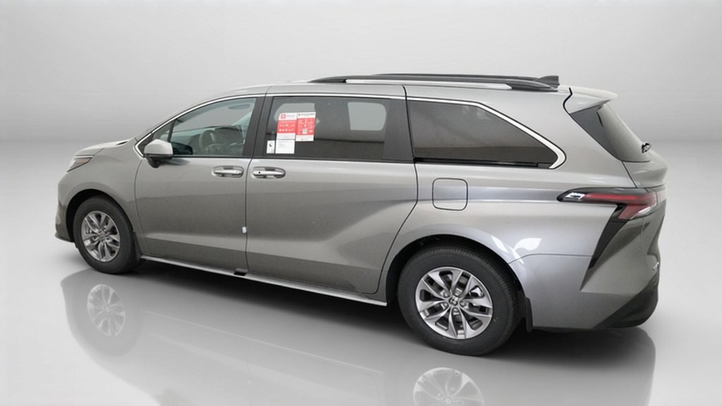 2026 Toyota Sienna XLE Minivan Slide 5