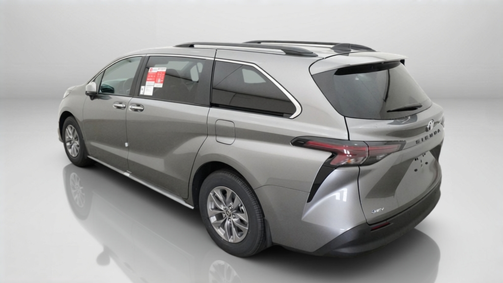 2026 Toyota Sienna XLE Minivan Slide 6