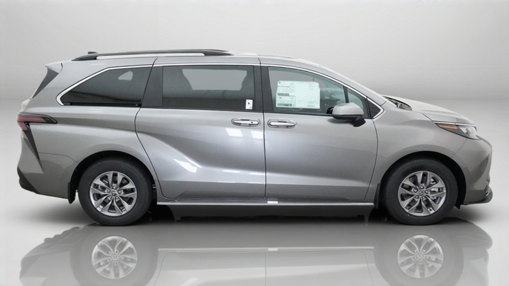 2026 Toyota Sienna XLE Minivan Slide 12