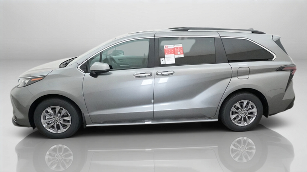2026 Toyota Sienna XLE Minivan Slide 4