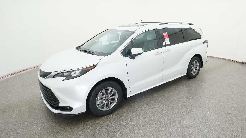 2026 Toyota Sienna XLE's photo