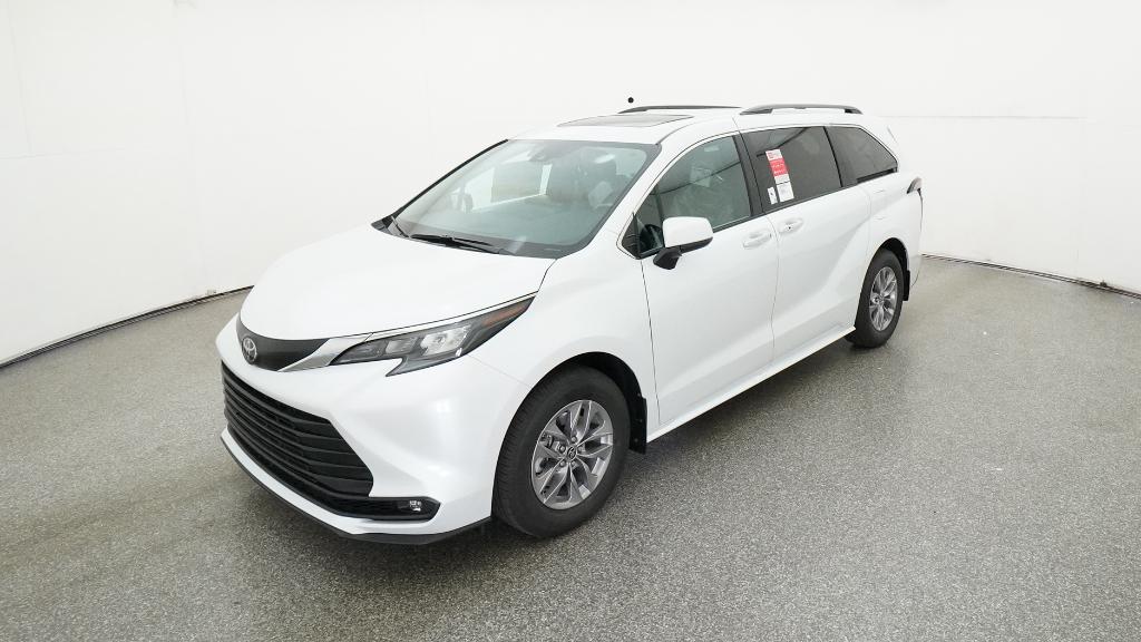 2026 Toyota Sienna XLE's photo