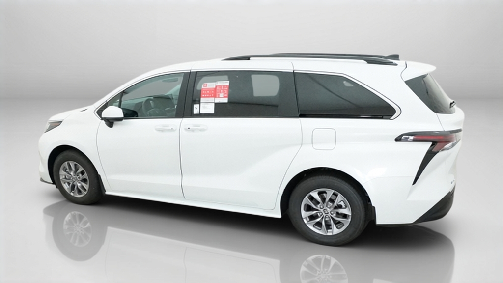 New 2026 Wind Chill Pearl Toyota XLE image 32
