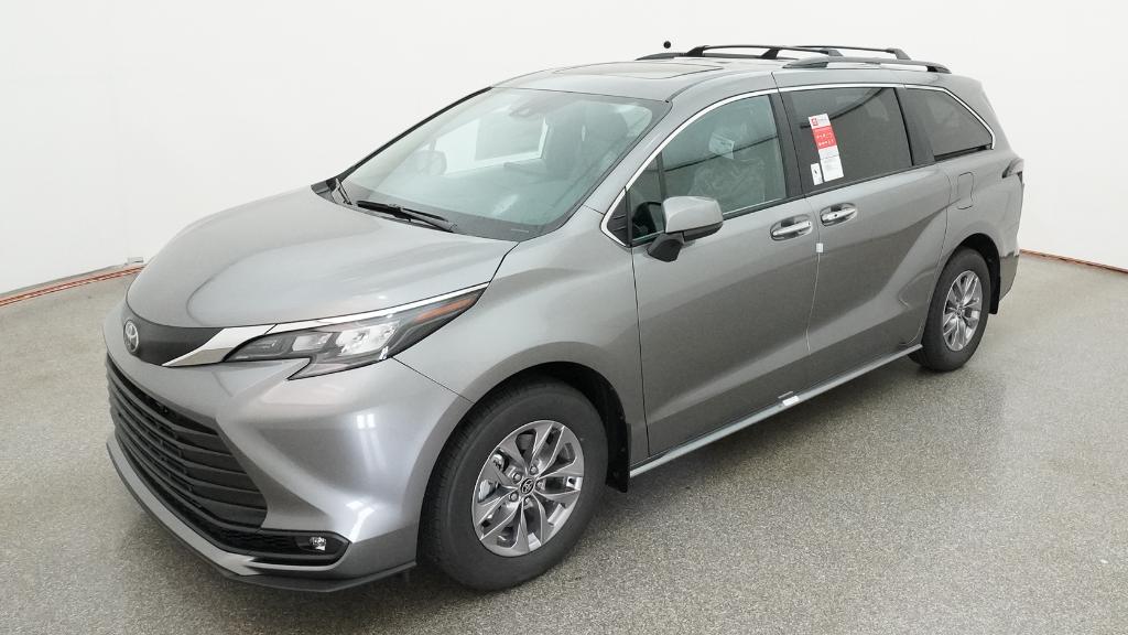 2026 Toyota Sienna XLE 8-Passenger Hybrid FWD's photo