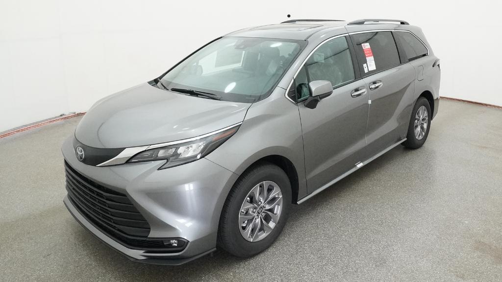 2026 Toyota Sienna XLE 8-Passenger Hybrid FWD's photo