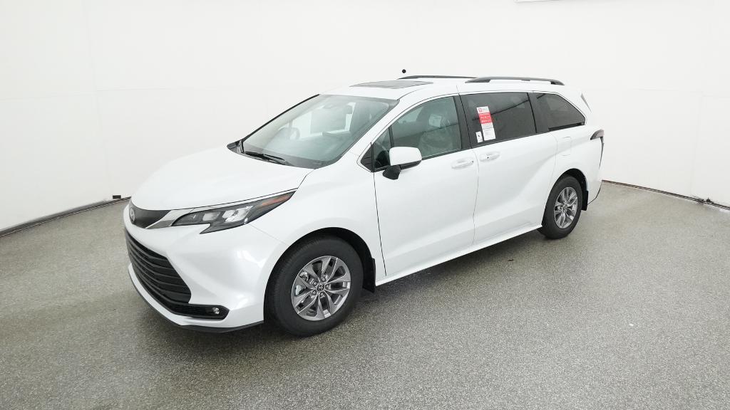 2026 Toyota Sienna XLE's photo