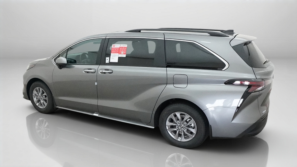 2026 Toyota Sienna XLE Minivan Slide 4