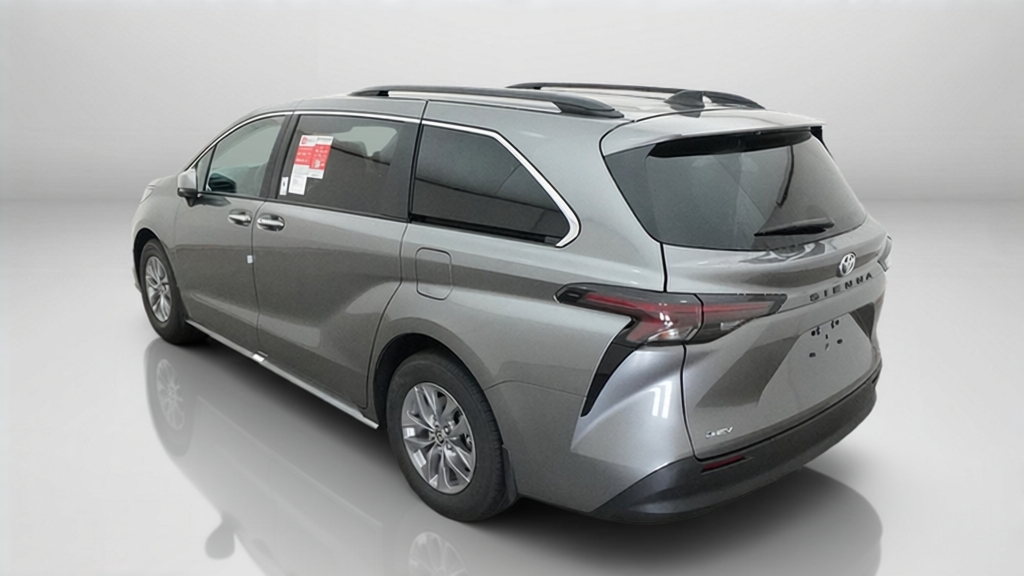 2026 Toyota Sienna XLE Minivan Slide 5