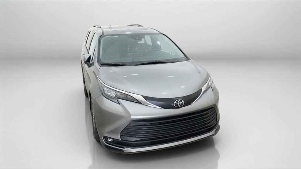 2026 Toyota Sienna XLE Minivan Slide 14
